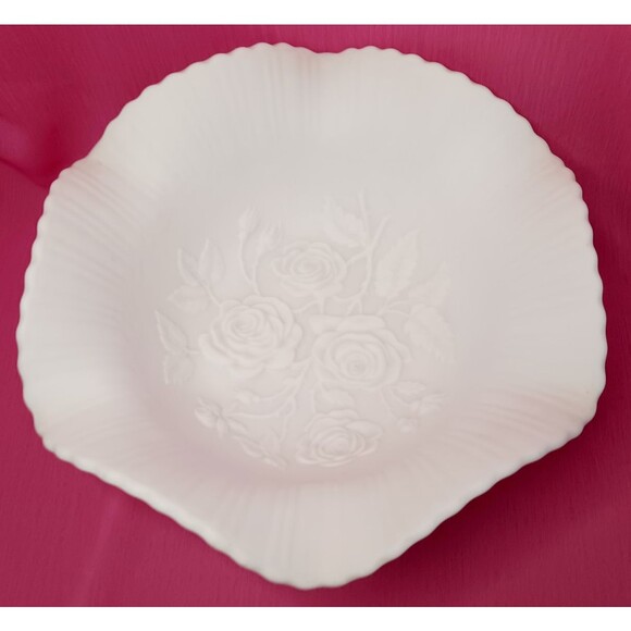 VTG Imperial Embossed Roses White Satin Milk Glass Bowl Scalloped Edge 3 Footed - Picture 5 of 7